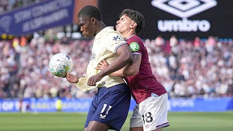 Premier League thừa nhận Everton lại bị mất oan một quả 11m